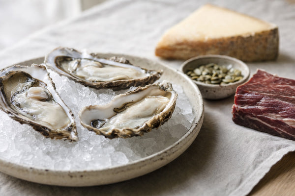 Huîtres fraîches sur glace, graines de courge, pièce de bœuf et fromage affiné