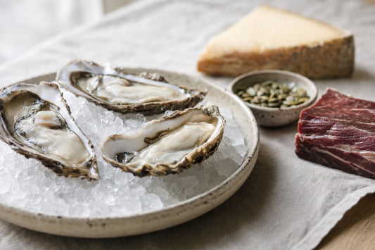 Huîtres fraîches sur glace, graines de courge, pièce de bœuf et fromage affiné